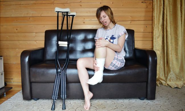 Jak spać z gipsem na nodze? Bezpieczne i wygodne pozycje