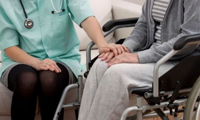 Jak zostać opiekunem osoby niepełnosprawnej? Niezbędne kwalifikacje i szkolenia